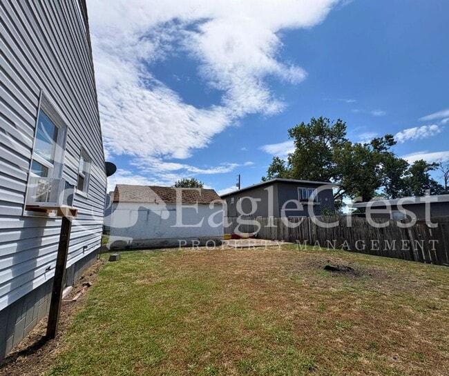 Charming 2-Bedroom Home with Modern Finishes & Open Yard