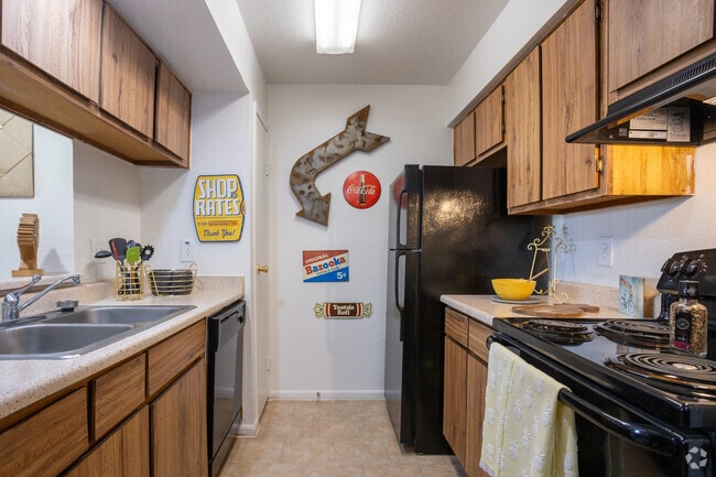 1 BR, 1 BA - 621 SF - Kitchen