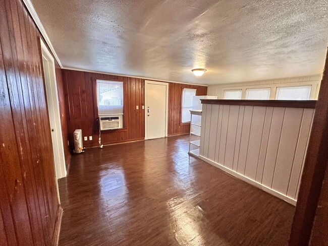 COZY 2-Bed GARAGE APARTMENT w/ FENCED YARD... - COZY 2-Bed GARAGE APARTMENT w/ FENCED YARD...