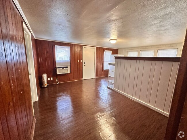 Building Photo - COZY 2-Bed GARAGE APARTMENT w/ FENCED YARD...