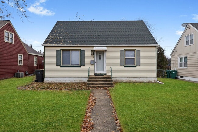 Building Photo - Updated 5-Bedroom, 2-Bath Home Across from the Park