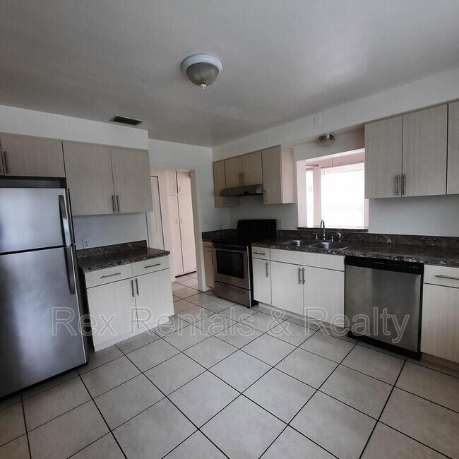 Photo - 834 38th Ave N