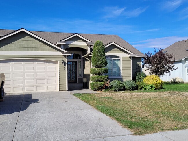 Triple Car Garage/ Fenced yard/ - Triple Car Garage/ Fenced yard/ House