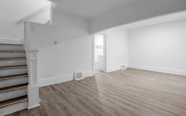 Building Photo - 1260 E 61st St