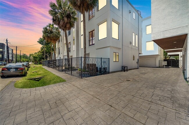 Building Photo - 709 Reinicke St