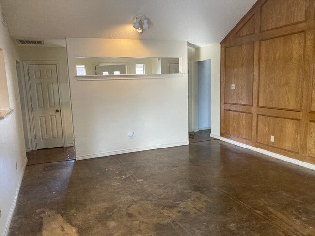 Living Room - 2929 Cresthaven Dr