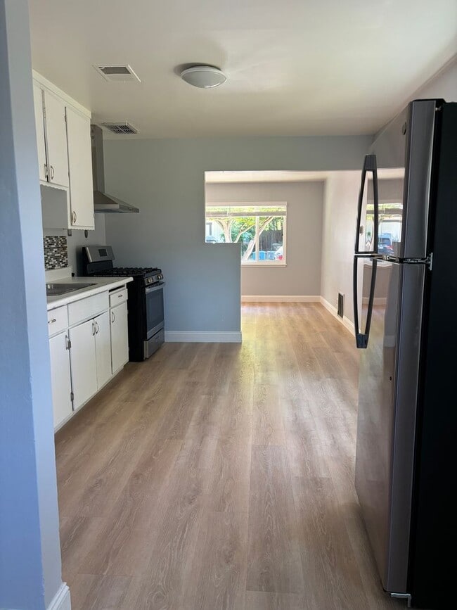 Palo Alto 3 Bed. 1 Bath Home Available now... - Palo Alto 3 Bed. 1 Bath Home Available now...