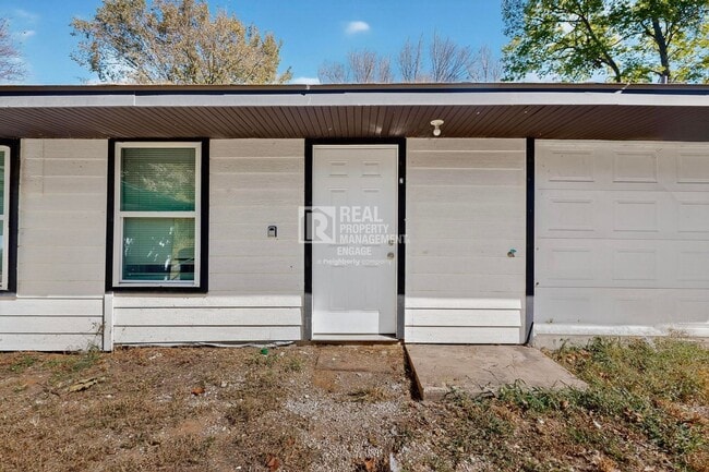 Photo - 631 W Baker St