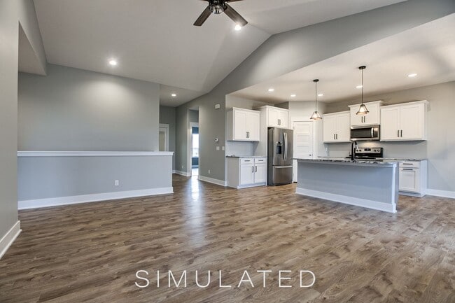 Building Photo - Luxury Townhome
