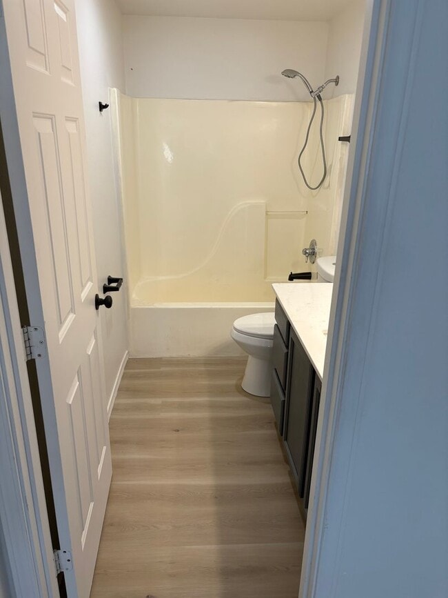 Photo - Huntington Rd. Duplex Unidad A