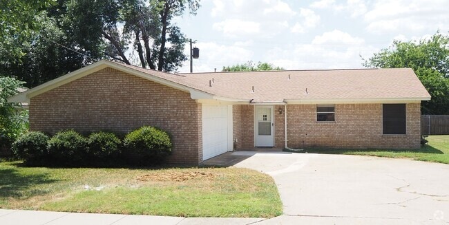 Building Photo - 3 Bed - 2 Bath in Denton Rental