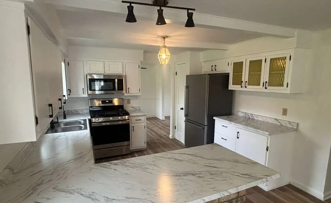 Building Photo - Four Bedroom Available for Immediate Move in!!
