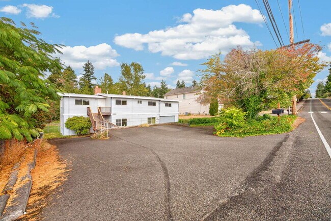 Building Photo - Top floor Duplex in Kent. 4 beds 2 bath with Very large fenced yard and 2 car garage. RENT $3295... Unit # A