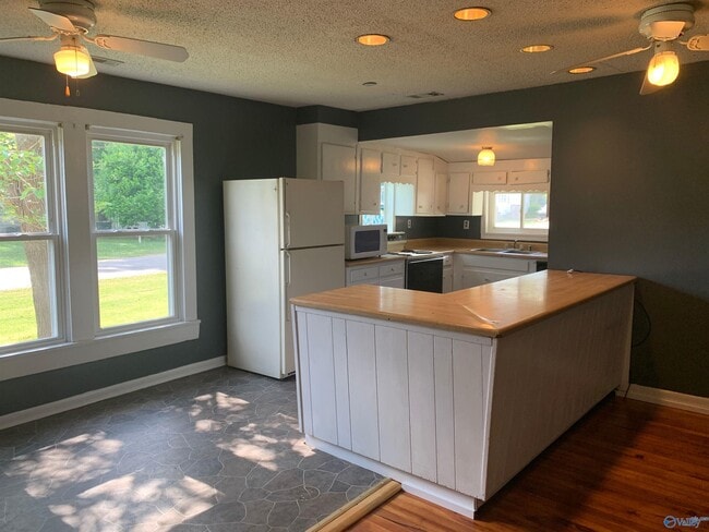 Photo - 1301 Halsey Ave NE