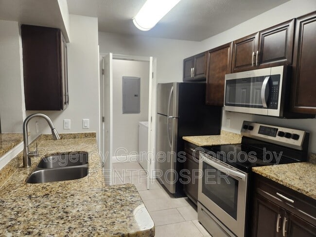 Building Photo - 5600 Devonbriar Way Unit 305