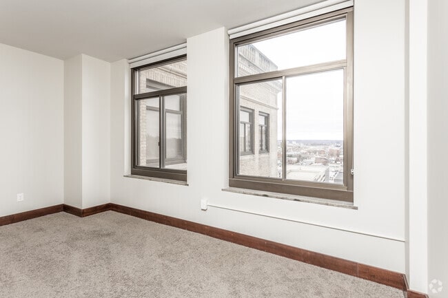 2BR, 2BA - 1,000-1,400 SF