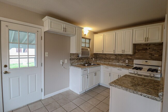 Photo - 3732 Kenwood St