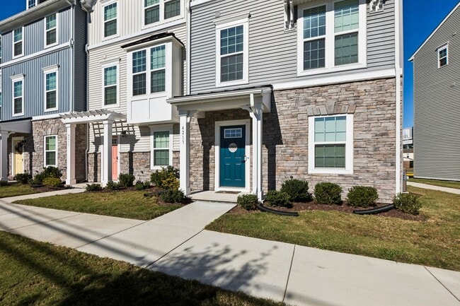 Building Photo - Chesapeake, 3 bedrooms, End Unit- Quick Mo...