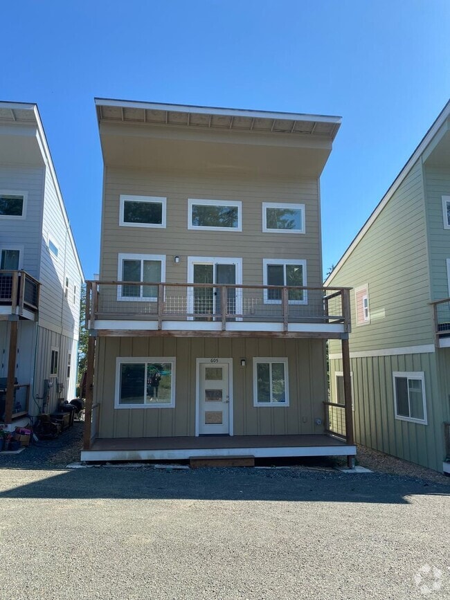 Building Photo - 3 Bedroom Close to Town Rental