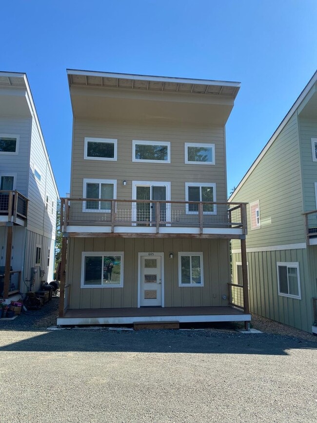 Building Photo - 3 Bedroom Close to Town Rental