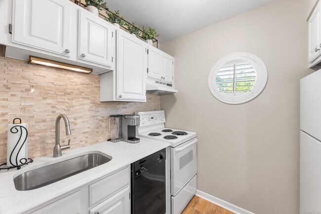 Photo - 2124 Old Pond Ln