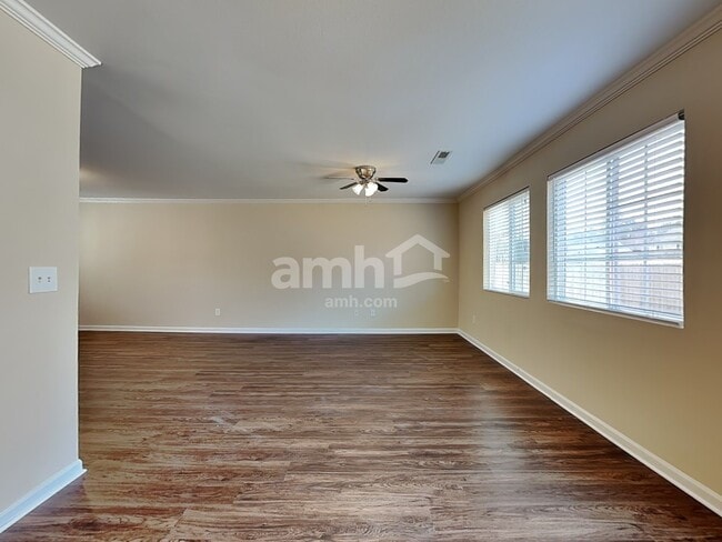 Photo - 502 Walnut Crossing Dr