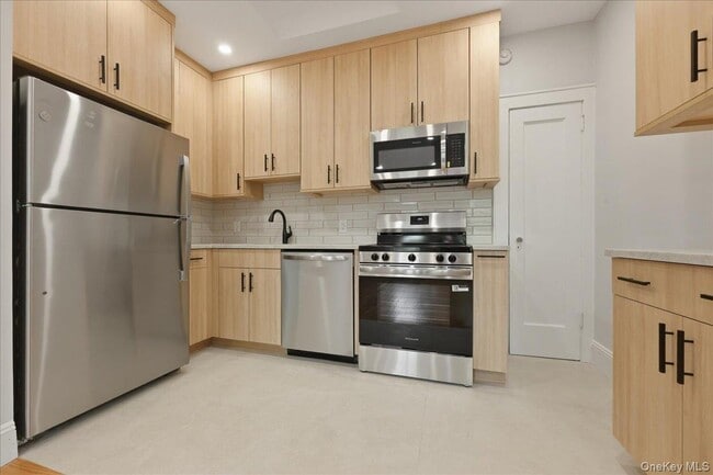 Building Photo - 43 New Hyde Park Rd Unit 2