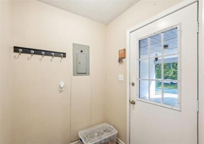 Photo - 886 Perimeter Rd