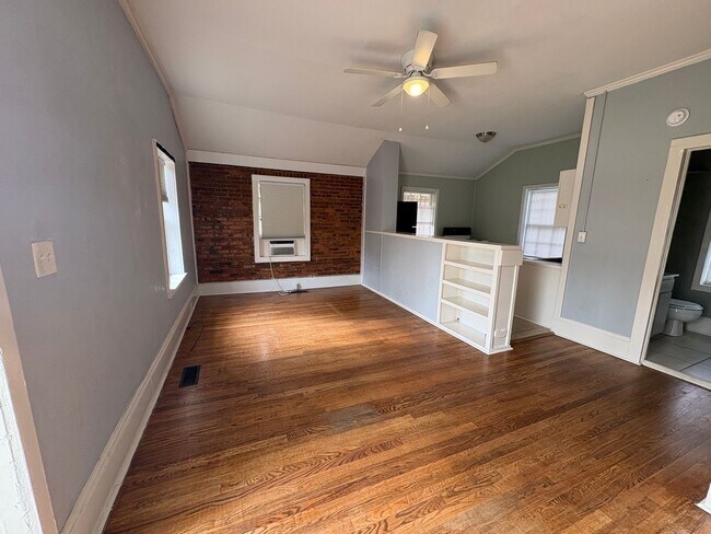 Building Photo - 2585 Napier Ave Unit C