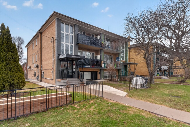 Photo - 3879 Bathurst St