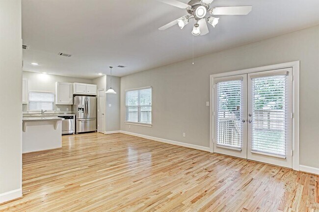 Photo - 822 E 37th St