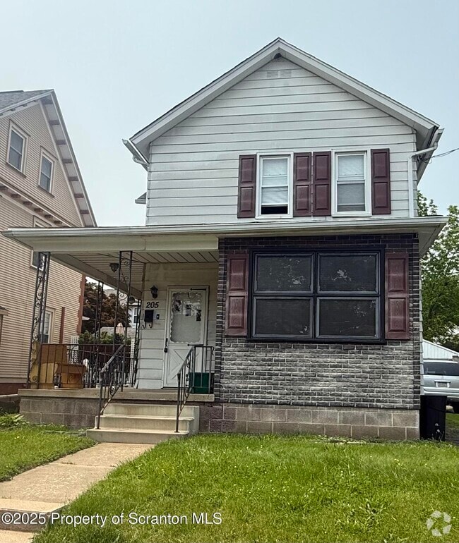 Building Photo - 205 2nd St Rental