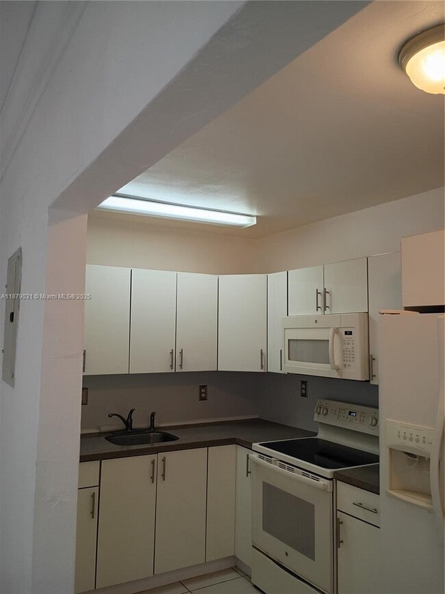 Building Photo - 1971 NE 171 St Unit 3