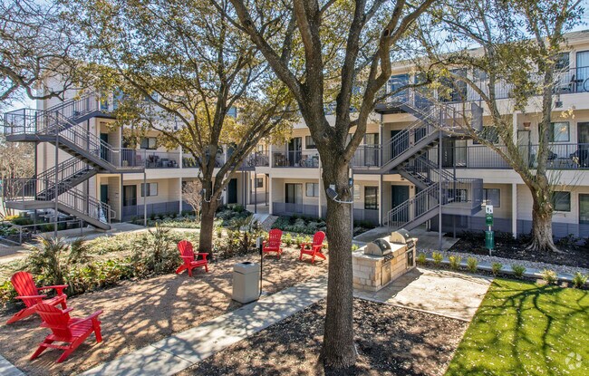 Courtyard & Grilling Area