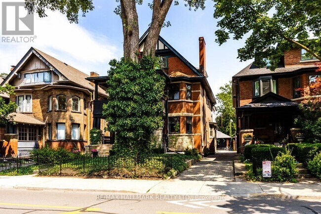 Photo - 321 Palmerston Blvd