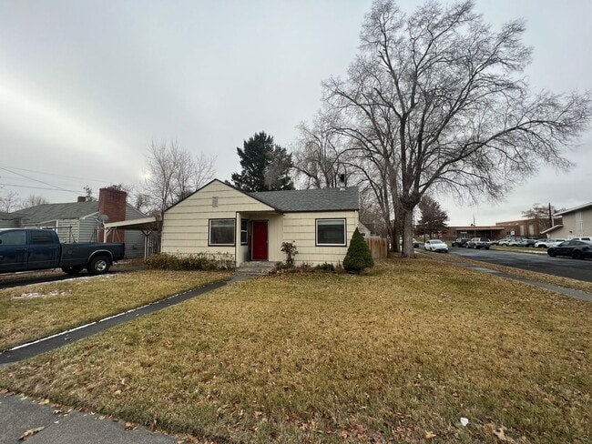 Building Photo - Charming home in Downtown Redmond with huge fenced yard and lots of storage!