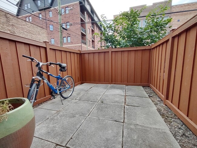 Photo - 7241 Franklin St