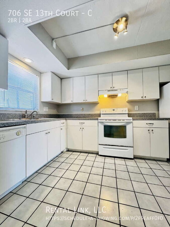 Building Photo - 706 SE 13th Ct Unit C