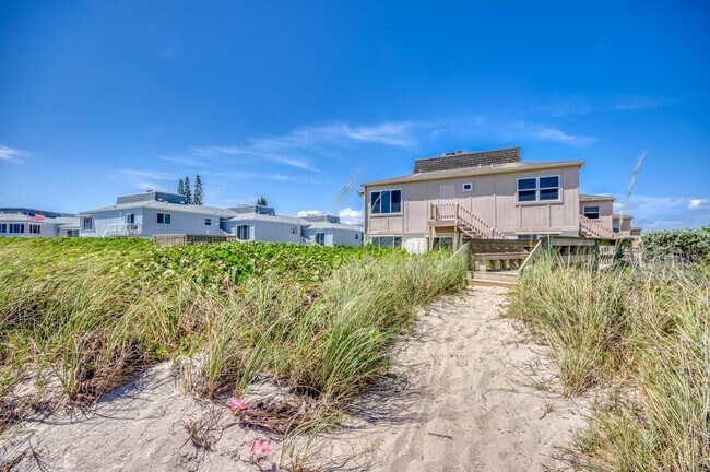 Photo - 1501 NE Ocean Blvd Unidad 8