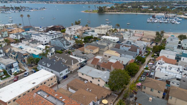 822 Island Ct