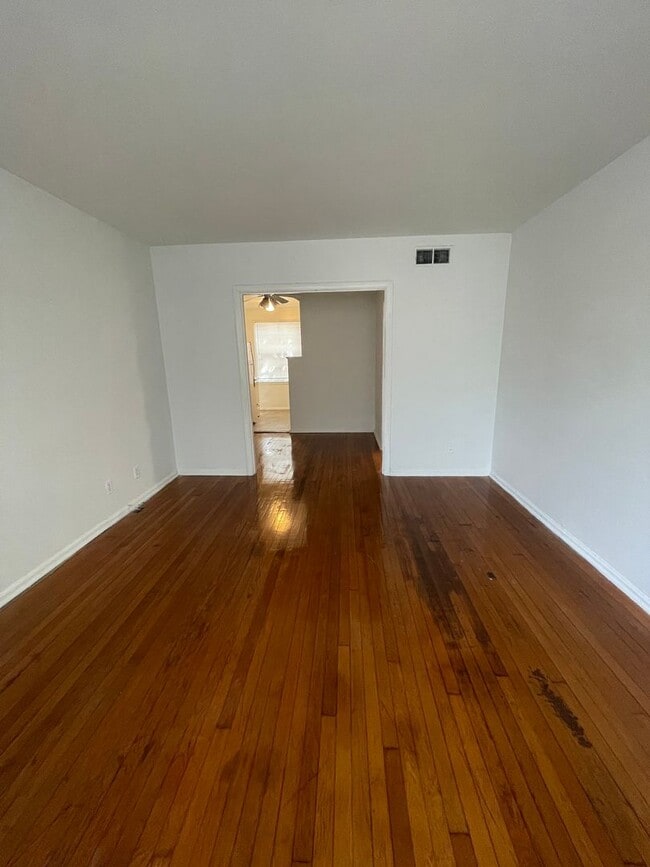 Photo - MCD15292              25 Unit 1529 MCDUFF AVE. #2 down