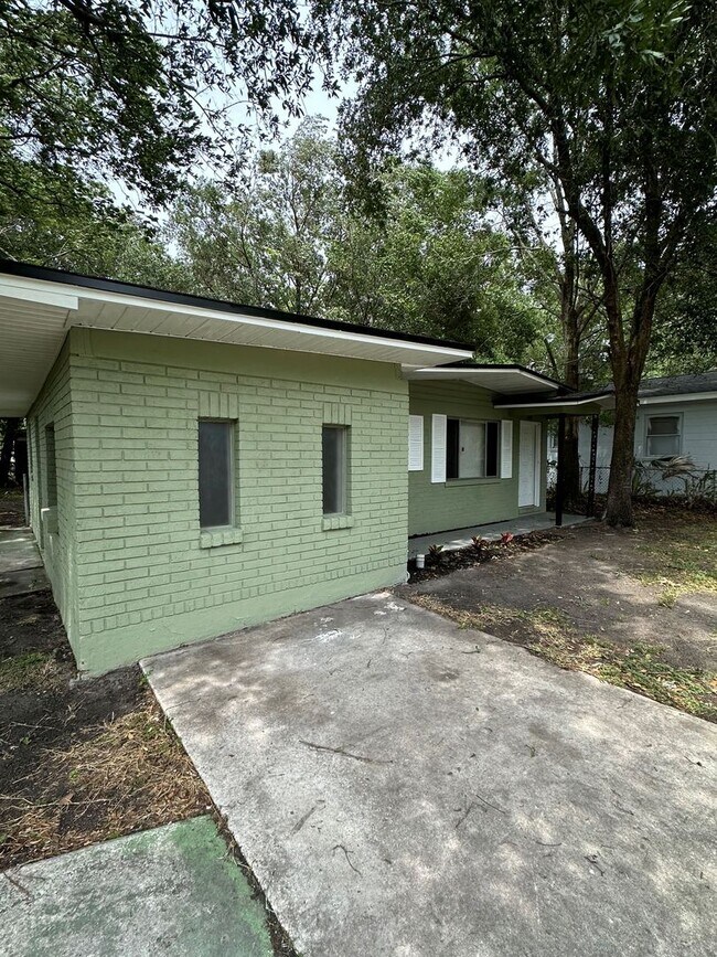 Photo - **4/2 BR Single Family home : Available Now