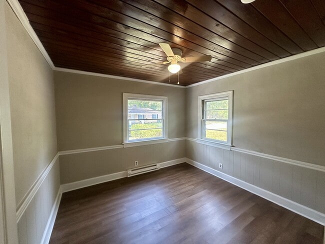 Photo - 327 Finch St SE