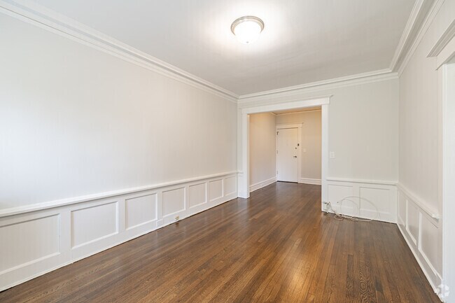1BR, 1BA w/Dining Area - 671SF - Living Room