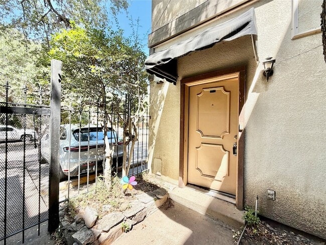 Photo - 4314 Travis St Unit 102