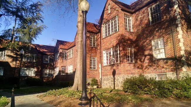 Huntington Arms - 1765 Peachtree St NE Unit H4
