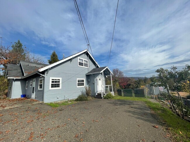 5 Bedroom Home in Hucrest - 5 Bedroom Home in Hucrest