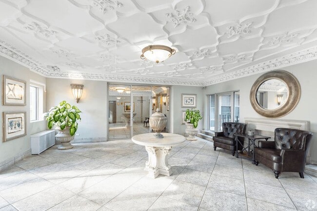 Photo - 901 W Argyle St