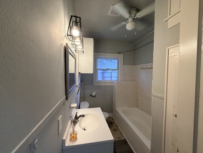 Photo - 824 Curtin St