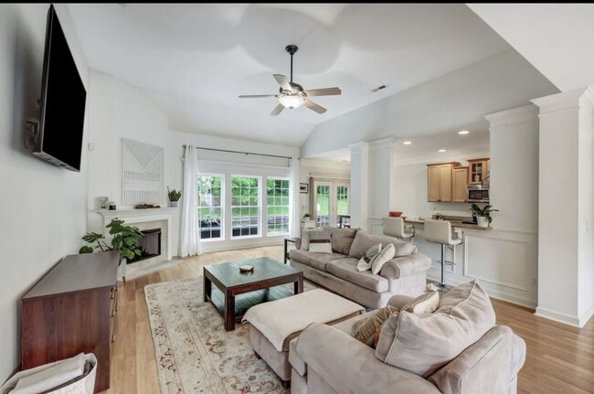 Photo - 6925 Sunnywood Dr